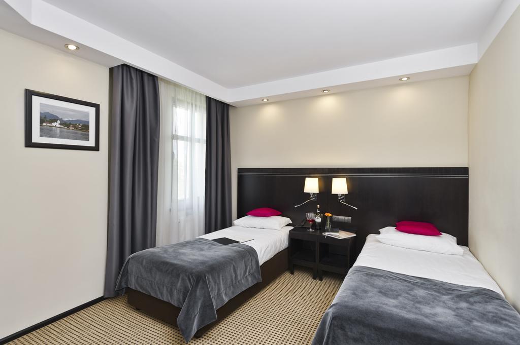 Hotel Fado Spa & Restaurant Świdnica Dış mekan fotoğraf